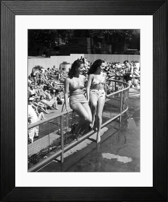 Framed Print : As the summer heatwave hits central London, Londoners flock to the Oasis Lido to cool off Framed Print : As the summer heatwave hits central London, Londoners flock to the Oasis Lido to cool off