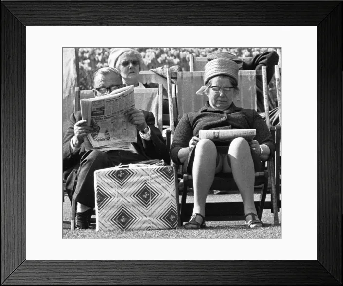 Framed Print : Pensioners reading the newspaper whilst enjoying the afternoon sun in Embankment Gardens Framed Print : Pensioners reading the newspaper whilst enjoying the afternoon sun in Embankment Gardens