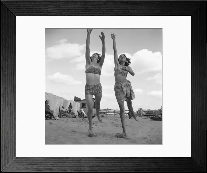 Framed Print : Holidaymakers playing with a quoit on the beach close to the Britannia Pier