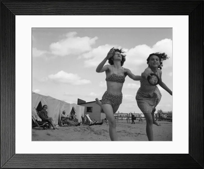 Framed Print : Holidaymakers playing with a quoit on the beach close to the Britannia Pier Framed Print : Holidaymakers playing with a quoit on the beach close to the Britannia Pier