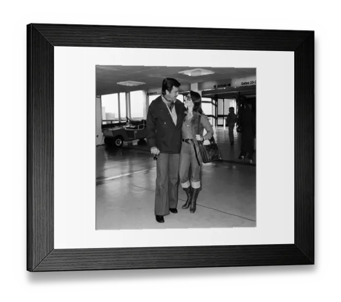 Framed Print : Actor Robert Wagner and actress wife Natalie Wood arriving in London en route for Framed Print : Actor Robert Wagner and actress wife Natalie Wood arriving in London en route for
