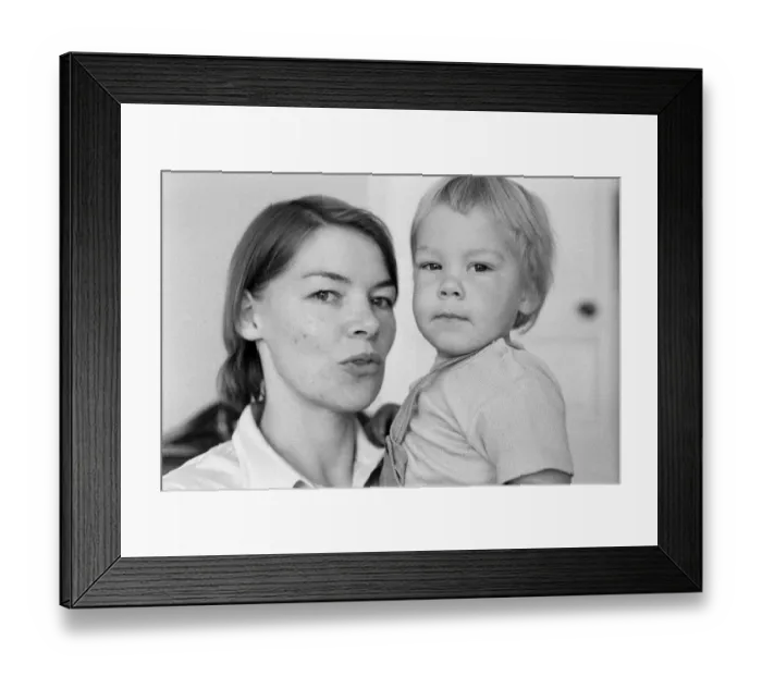 Framed Print : Glenda Jackson and her son Daniel, 11th August 1970