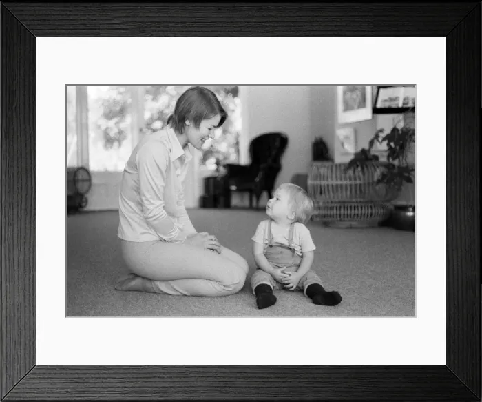 Framed Print : Glenda Jackson and her son Daniel, 11th August 1970 Framed Print : Glenda Jackson and her son Daniel, 11th August 1970