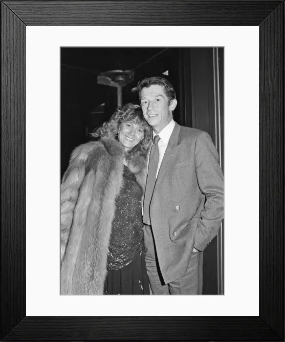 Framed Print : John Hurt, with his wife Donna Peacock leave The Dorchester Hotel Framed Print : John Hurt, with his wife Donna Peacock leave The Dorchester Hotel