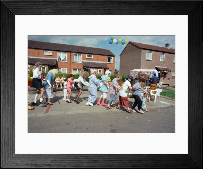 Framed Print : Cardiff Big Weekend - August 1994. Picture shows friends Framed Print : Cardiff Big Weekend - August 1994. Picture shows friends