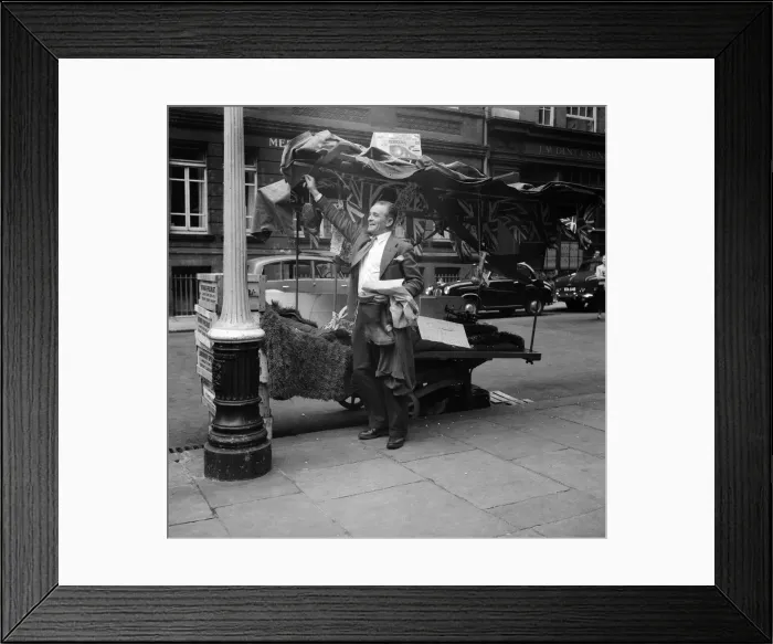 Framed Print : A decorated barrow boys stall on the eve of his wedding, outside Charing Cross Station Framed Print : A decorated barrow boys stall on the eve of his wedding, outside Charing Cross Station