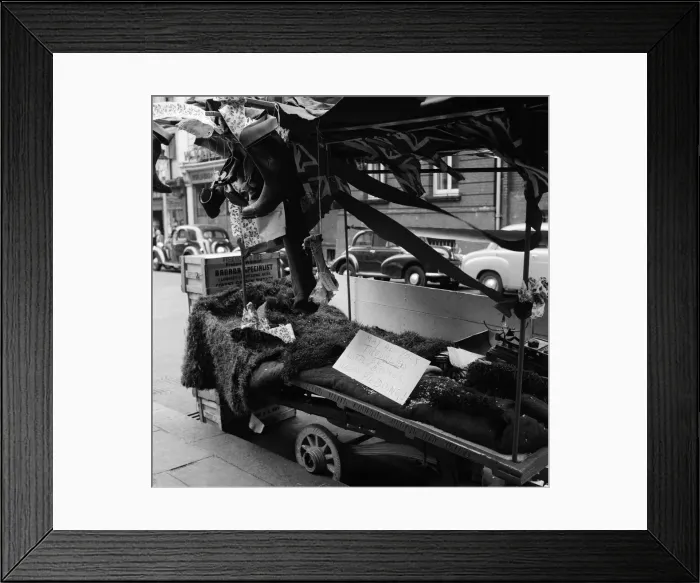 Framed Print : A decorated barrow boys stall on the eve of his wedding, outside Charing Cross Station Framed Print : A decorated barrow boys stall on the eve of his wedding, outside Charing Cross Station