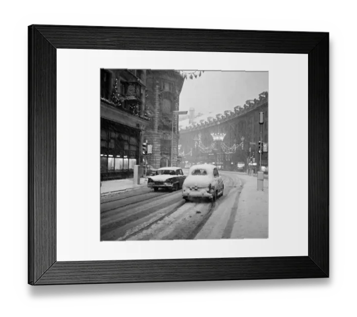 Framed Print : The heavy snowfall on New Years Eve leave Londons Regent Street near deserted of