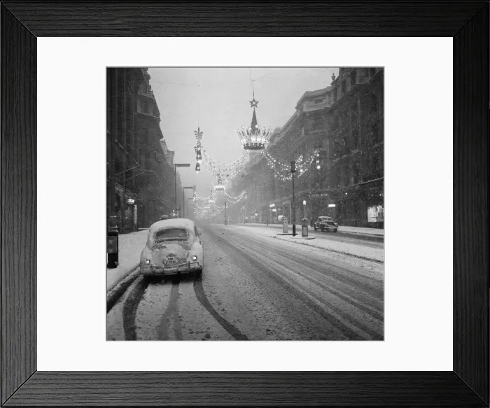 Framed Print : The heavy snowfall on New Years Eve leave Londons Regent Street near deserted of