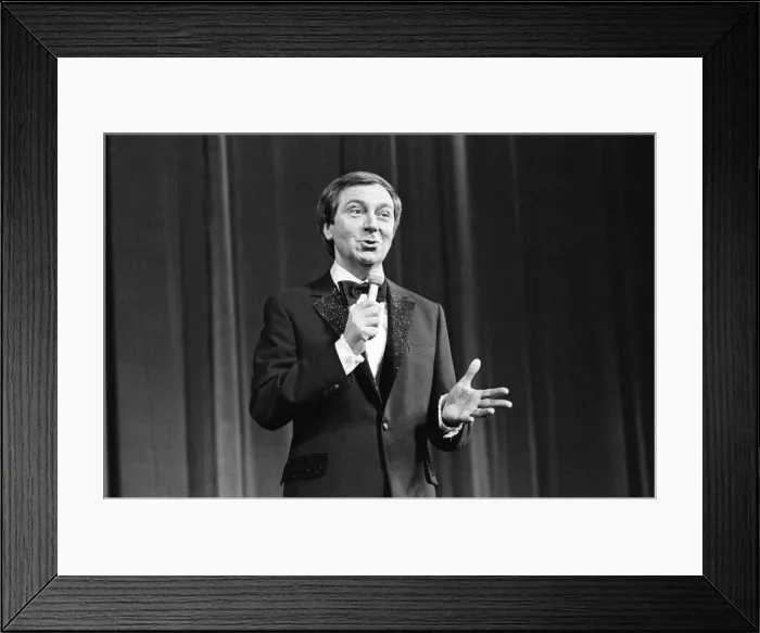 Framed Print : Stars tribute to the late Eric Morecambe. Des O Connor takes to the stage Framed Print : Stars tribute to the late Eric Morecambe. Des O Connor takes to the stage