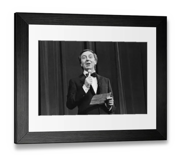 Framed Print : Stars tribute to the late Eric Morecambe. Des O Connor takes to the stage Framed Print : Stars tribute to the late Eric Morecambe. Des O Connor takes to the stage