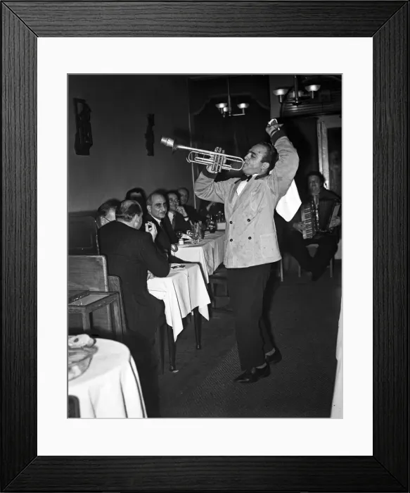 Framed Print : Scenes at Cafe Bleu restaurant in Soho, London. Musicians playing to customers