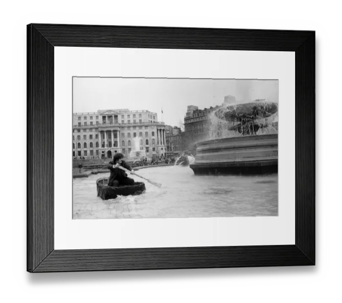 Framed Print : Coracle fishermen in London. One of the fishermen paddles his coracle round Trafalgar