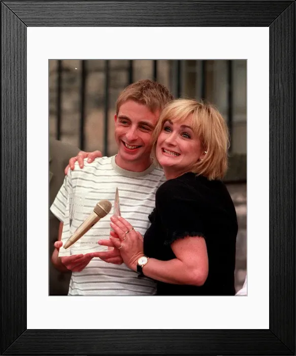Framed Print : Caroline Aherne comedy winner Paul Foote August 1997 Edinburgh Festival Open Mic Awards