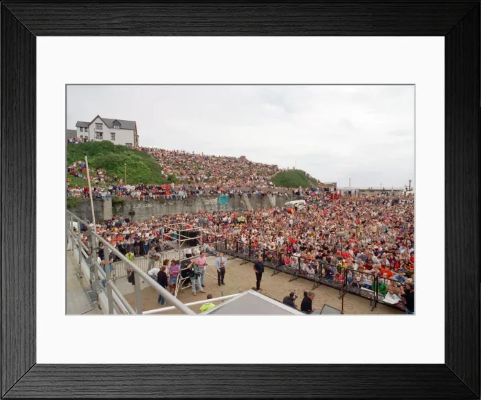 Framed Print : Chris Evans, DJ on Radio One, presents the Radio One Roadshow from Tenby in South Wales