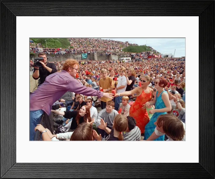Framed Print : Chris Evans, DJ on Radio One, presents the Radio One Roadshow from Tenby in South Wales Framed Print : Chris Evans, DJ on Radio One, presents the Radio One Roadshow from Tenby in South Wales