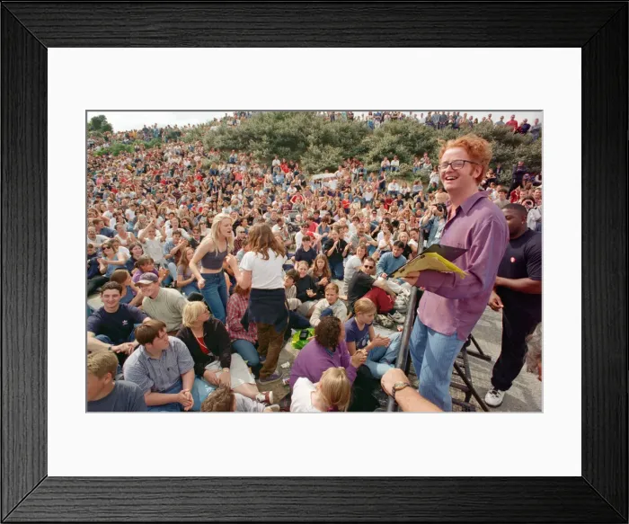 Framed Print : Chris Evans, DJ on Radio One, presents the Radio One Roadshow from Tenby in South Wales