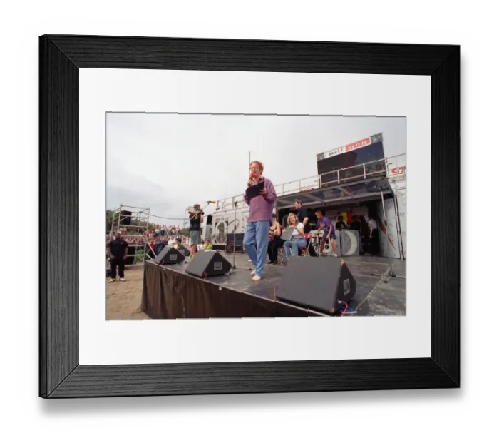 Framed Print : Chris Evans, DJ on Radio One, presents the Radio One Roadshow from Tenby in South Wales