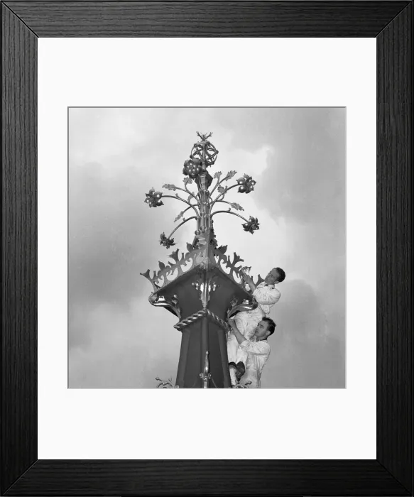 Framed Print : A workmen cleaning the finial of the Queen Elizabeth Tower part of the major overhaul of Framed Print : A workmen cleaning the finial of the Queen Elizabeth Tower part of the major overhaul of