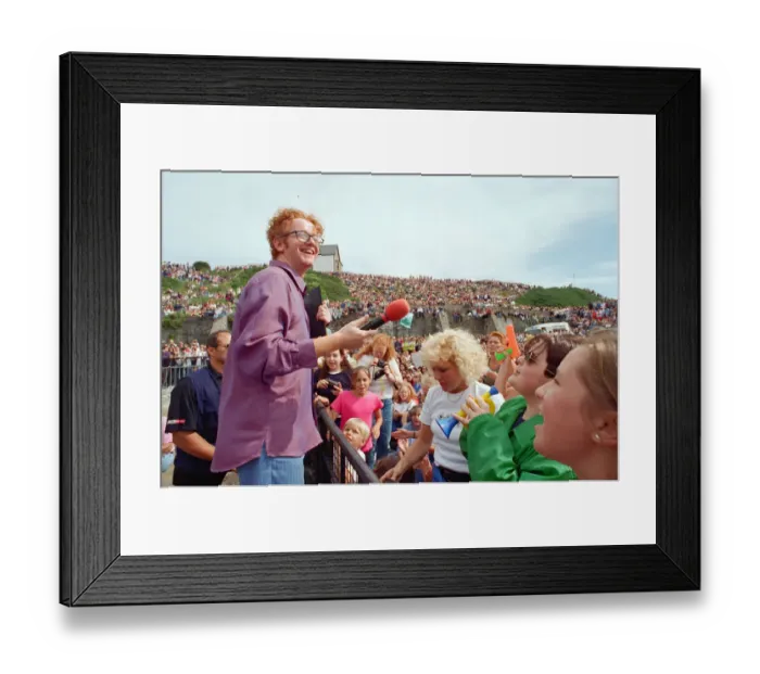 Framed Print : Chris Evans, DJ on Radio One, presents the Radio One Roadshow from Tenby in South Wales