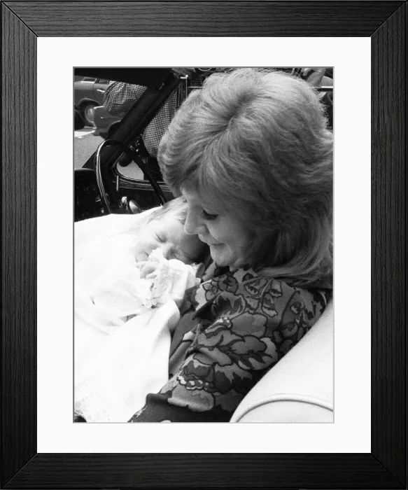 Framed Print : Cilla Black leaves the Avenue Clinic, Avenue Road, St John Framed Print : Cilla Black leaves the Avenue Clinic, Avenue Road, St John