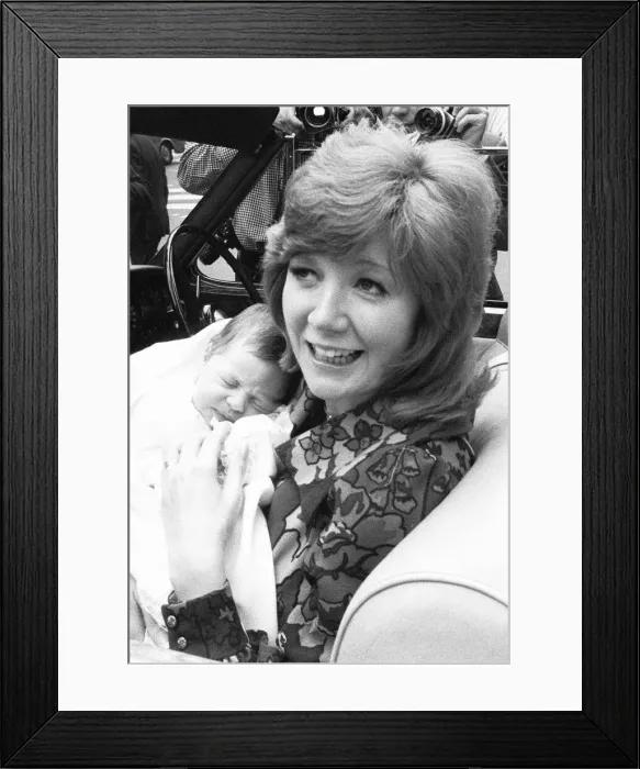 Framed Print : Cilla Black leaves the Avenue Clinic, Avenue Road, St John Framed Print : Cilla Black leaves the Avenue Clinic, Avenue Road, St John