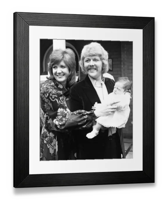 Framed Print : Cilla Black leaves the Avenue Clinic, Avenue Road, St John Framed Print : Cilla Black leaves the Avenue Clinic, Avenue Road, St John
