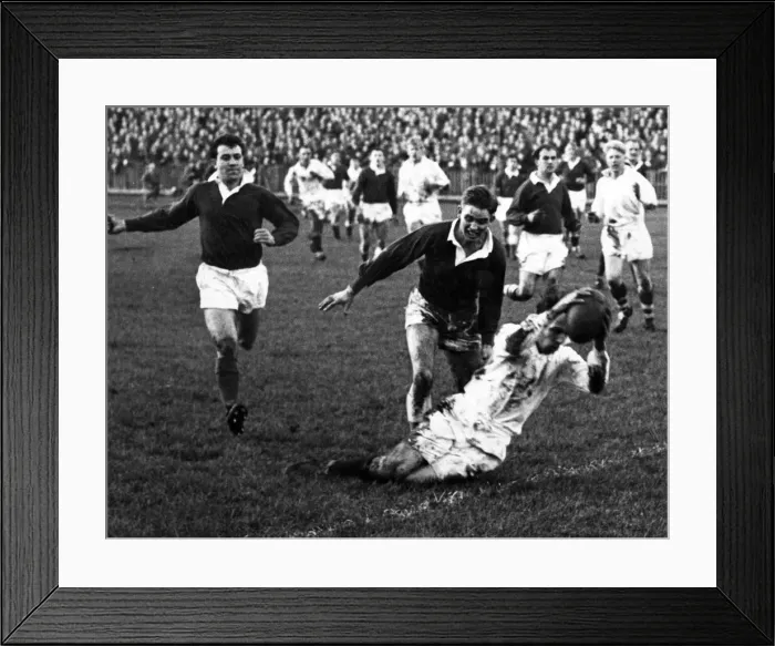 Framed Print : Terry Davies in action for Llanelli RFC. 3rd January 1959 Framed Print : Terry Davies in action for Llanelli RFC. 3rd January 1959