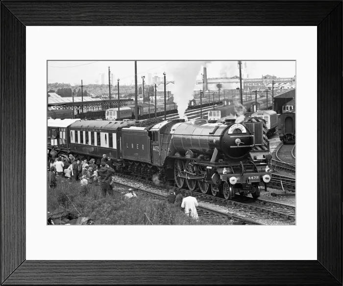 Framed Print : The Flying Scotsman leaves its Tyseley depot, Birmingham, West Midlands Framed Print : The Flying Scotsman leaves its Tyseley depot, Birmingham, West Midlands