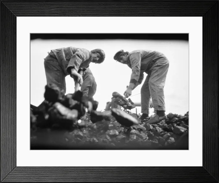 Framed Print : The crew of The Flying Scotsman re-coaling the engine following her journey from Tyseley Framed Print : The crew of The Flying Scotsman re-coaling the engine following her journey from Tyseley