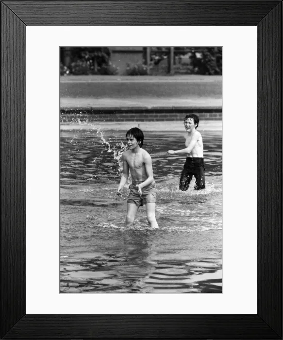 Framed Print : Well into the 80s - todays sun brought out people onto Hampstead Heath to cool off Framed Print : Well into the 80s - todays sun brought out people onto Hampstead Heath to cool off