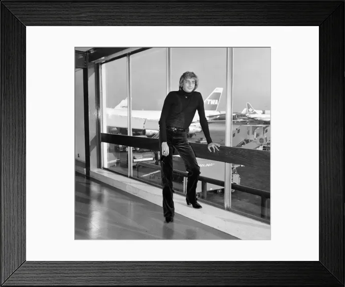 Framed Print : Arrival of pop singer Barry Manilow at Heathrow Airport from America Framed Print : Arrival of pop singer Barry Manilow at Heathrow Airport from America