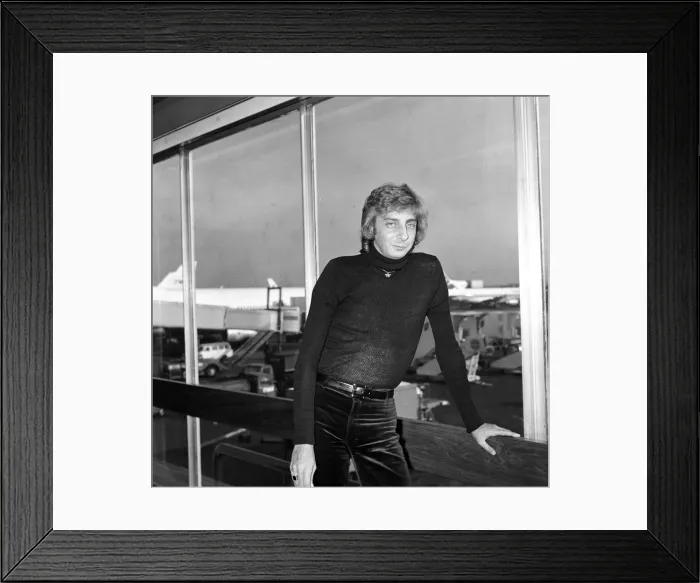 Framed Print : Arrival of pop singer Barry Manilow at Heathrow Airport from America Framed Print : Arrival of pop singer Barry Manilow at Heathrow Airport from America