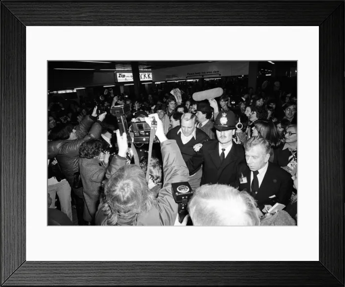 Framed Print : Barry Manilow surrounded by his many fans as he leaves Heathrow Airport. 7th January 1982 Framed Print : Barry Manilow surrounded by his many fans as he leaves Heathrow Airport. 7th January 1982