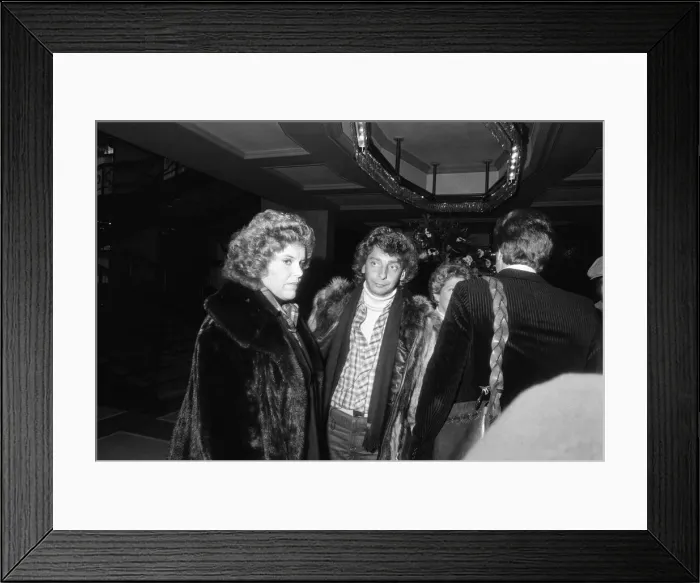 Framed Print : Barry Manilow after a nights rest at his hotel, out