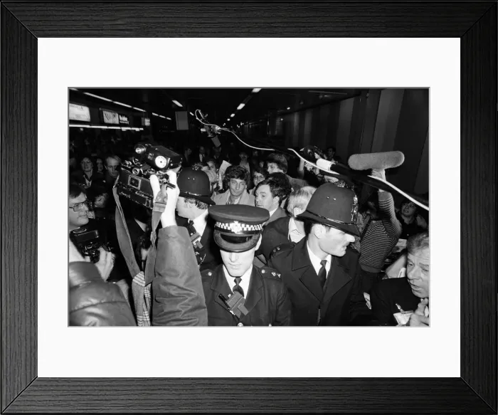 Framed Print : Barry Manilow surrounded by his many fans as he leaves Heathrow Airport. 7th January 1982 Framed Print : Barry Manilow surrounded by his many fans as he leaves Heathrow Airport. 7th January 1982