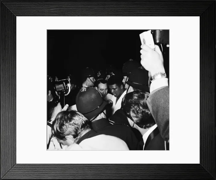 Framed Print : World heavyweight title fight between American champion Cassius Clay Framed Print : World heavyweight title fight between American champion Cassius Clay