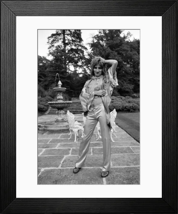 Framed Print : Rod Stewart in the garden of his home at Windsor, Berkshire. 15th August 1973 Framed Print : Rod Stewart in the garden of his home at Windsor, Berkshire. 15th August 1973