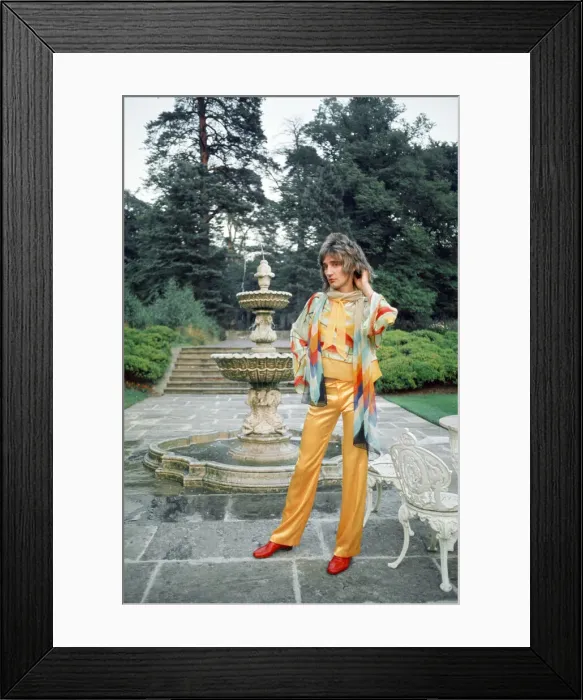 Framed Print : Rod Stewart in the garden of his home at Windsor, Berkshire. 15th August 1973 Framed Print : Rod Stewart in the garden of his home at Windsor, Berkshire. 15th August 1973