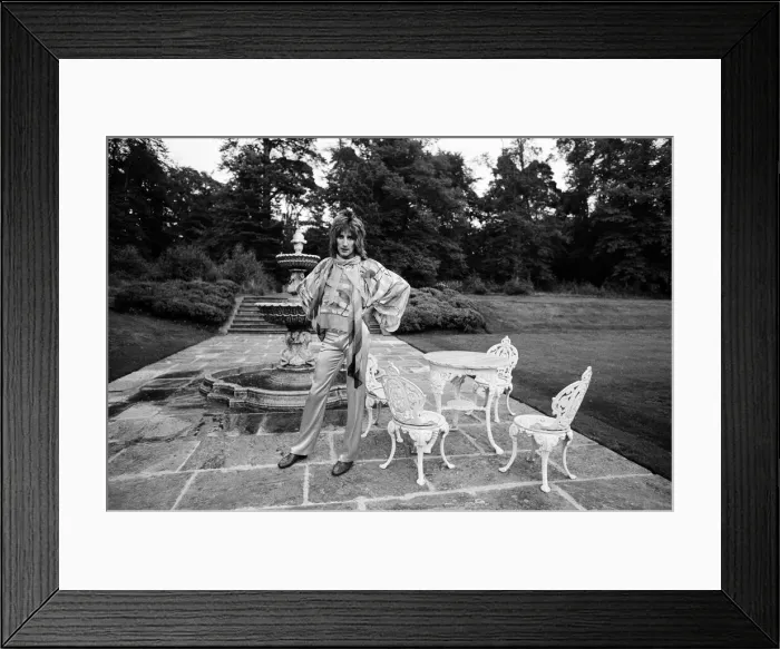 Framed Print : Rod Stewart in the garden of his home at Windsor, Berkshire. 15th August 1973 Framed Print : Rod Stewart in the garden of his home at Windsor, Berkshire. 15th August 1973