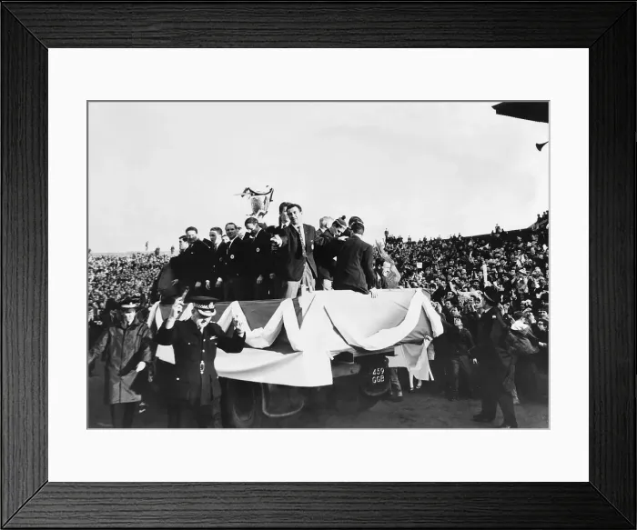 Framed Print : Celtic players show off the European Cup trophy to huge crowds gathered at Parkhead to