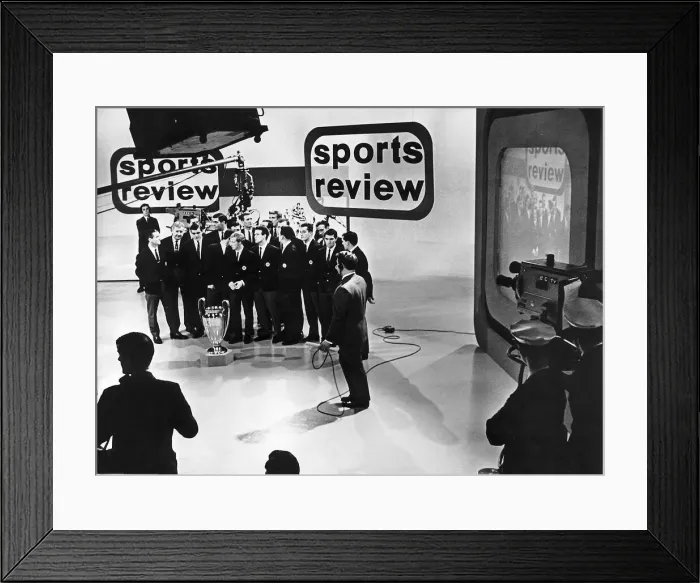 Framed Print : Celtic Players are presented with Team of the Year Award in a Glasgow studio on the BBC Framed Print : Celtic Players are presented with Team of the Year Award in a Glasgow studio on the BBC