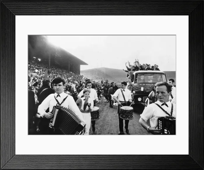Framed Print : Celtic players show off the European Cup trophy to huge crowds gathered at Parkhead to Framed Print : Celtic players show off the European Cup trophy to huge crowds gathered at Parkhead to