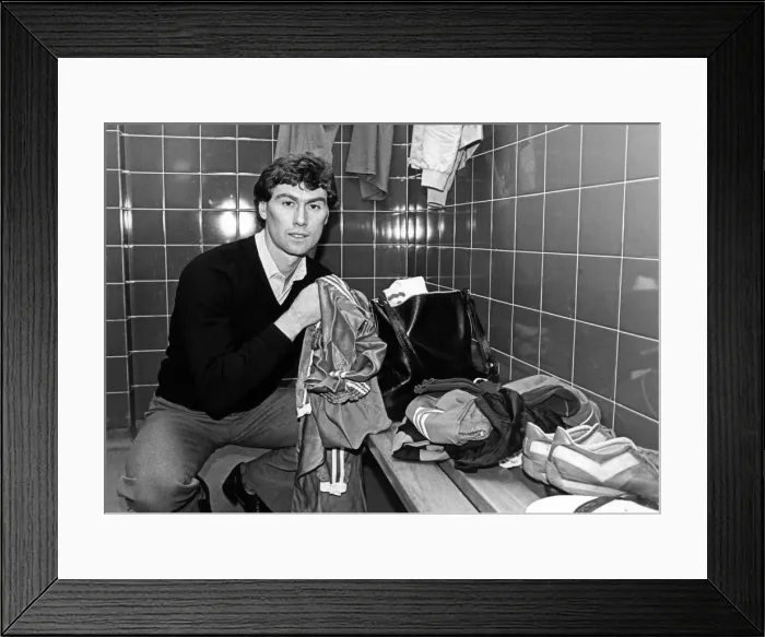 Framed Print : New signing Dave Thomas gets his training gear organised on this first day at Ayresome Framed Print : New signing Dave Thomas gets his training gear organised on this first day at Ayresome