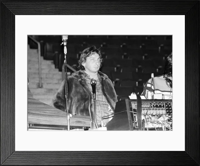 Framed Print : Barry Manilow at the sound mixing desk in preparation for his concert at Hartford Civic Framed Print : Barry Manilow at the sound mixing desk in preparation for his concert at Hartford Civic