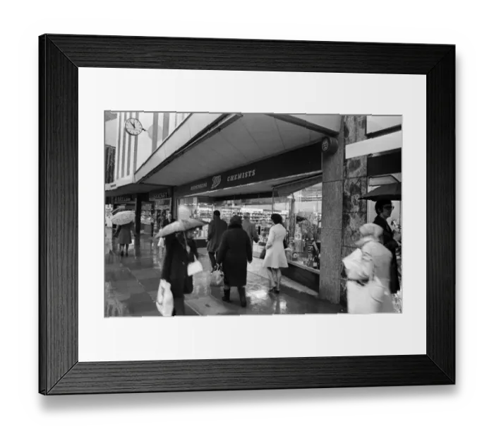 Framed Print : Broad Street, Reading, Berkshire. Boots chemist. 27th January 1975