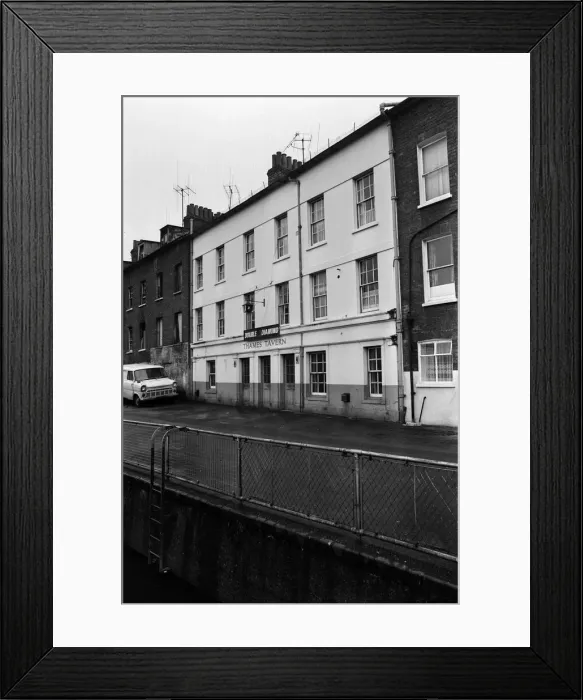 Framed Print : Thames Tavern Pub, Reading, Berkshire. 7th March 1975 Framed Print : Thames Tavern Pub, Reading, Berkshire. 7th March 1975