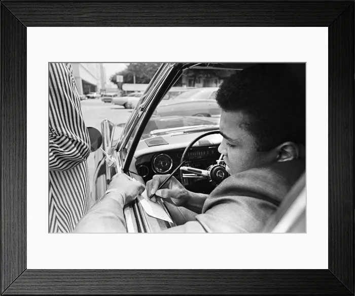 Framed Print : Muhammad Ali signing an autograph for a fan. 31st August 1967 Framed Print : Muhammad Ali signing an autograph for a fan. 31st August 1967