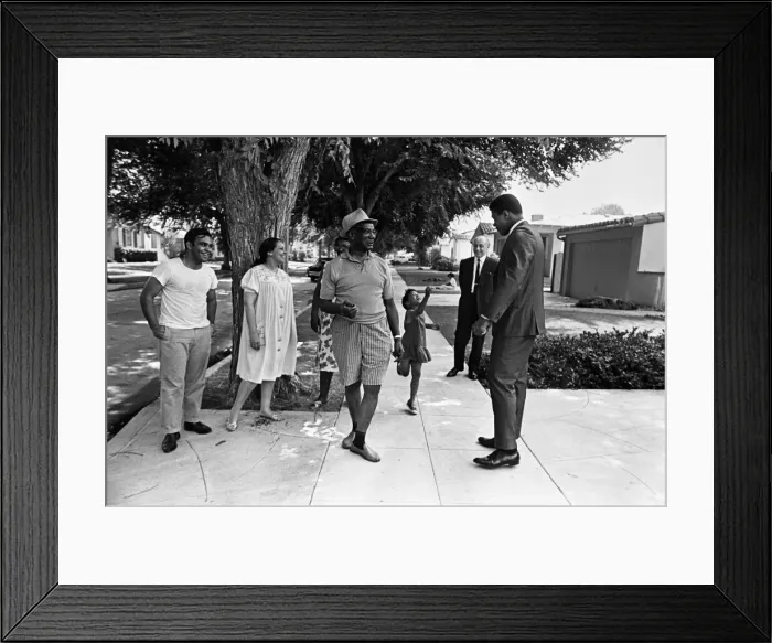 Framed Print : Muhammad Ali (far right) and Donald Zec Daily Mirror reporter (second right Framed Print : Muhammad Ali (far right) and Donald Zec Daily Mirror reporter (second right