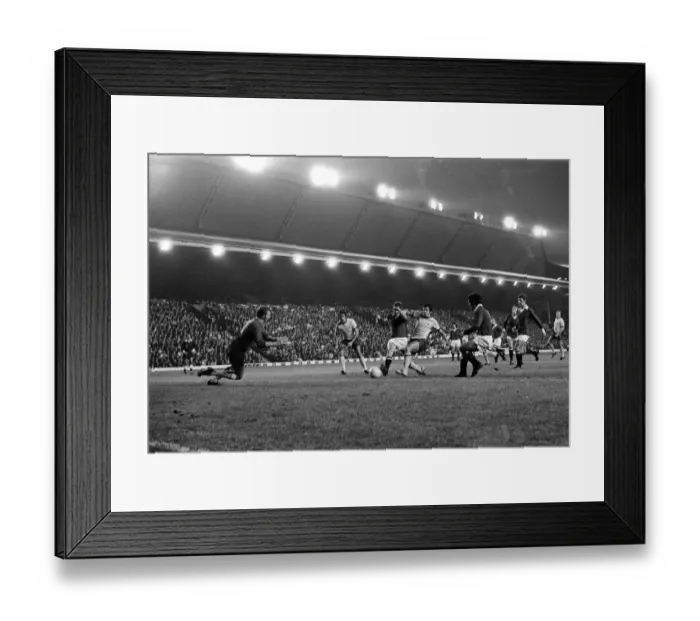 Framed Print : Manchester United v Arsenal, League Division One, final score 3 - 1 to Manchester United Framed Print : Manchester United v Arsenal, League Division One, final score 3 - 1 to Manchester United